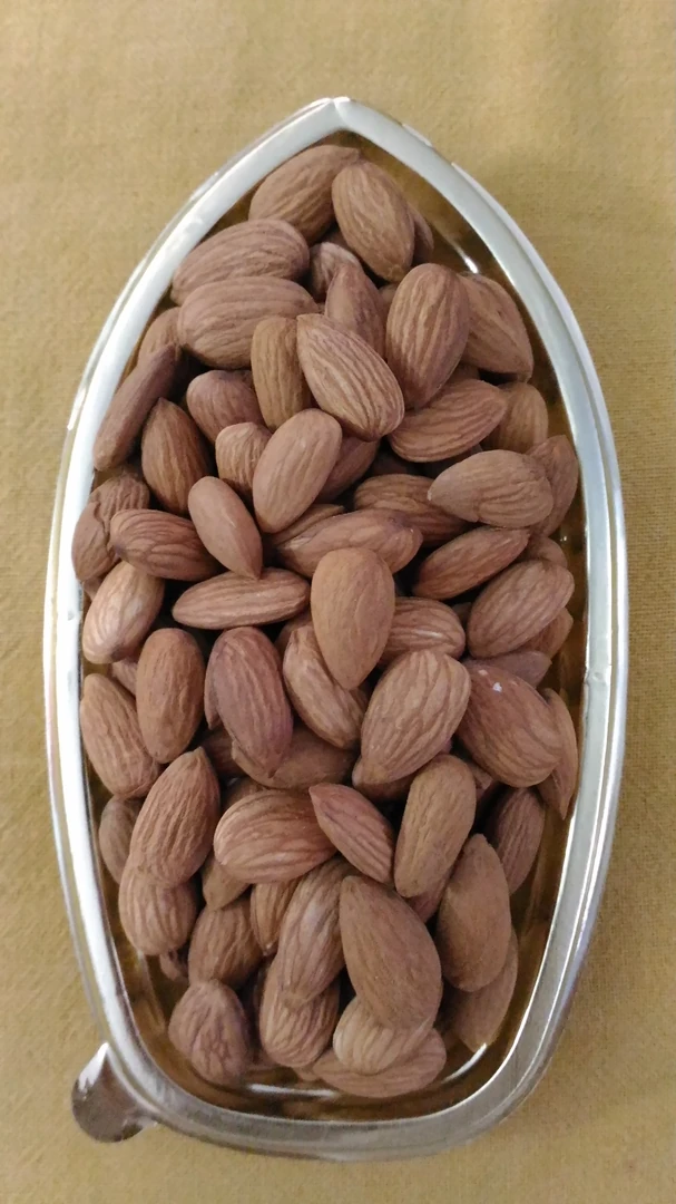 कटोरी में बादाम